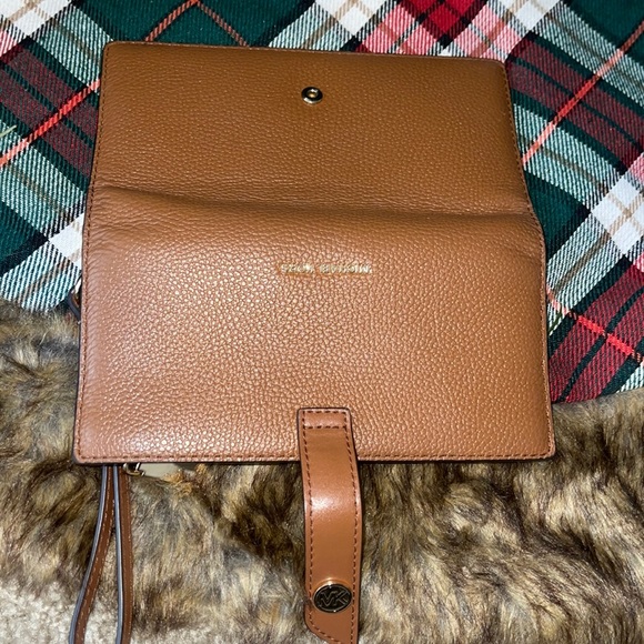 𝐌𝐢𝐜𝐡𝐚𝐞𝐥 𝐊𝐨𝐫𝐬 𝐰𝐨𝐦𝐞𝐧’𝐬 𝐰𝐫𝐢𝐬𝐭𝐥𝐞𝐭 - Picture 2 of 4